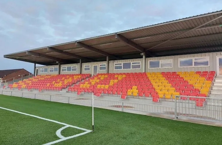 Khán đài có mái che với hàng ghế ngồi tại sân Meadow Park Gloucester