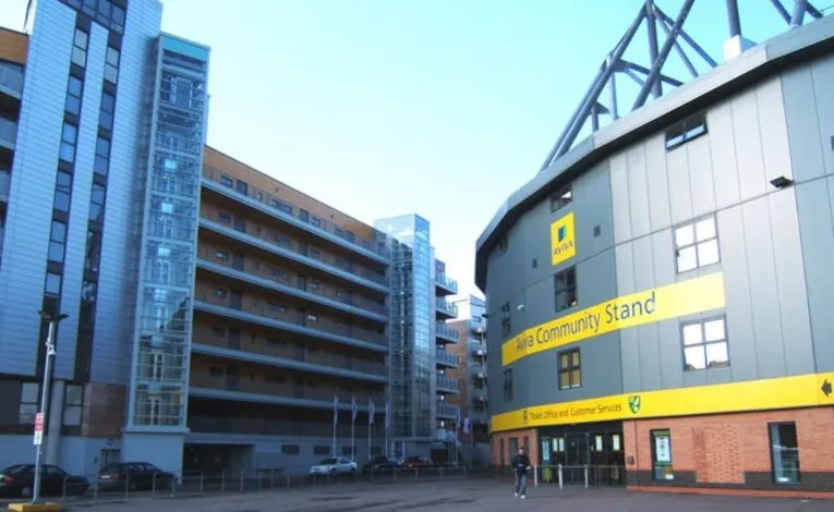 Khán đài Cộng đồng tại sân Carrow Road với chỗ ngồi cho người hâm mộ