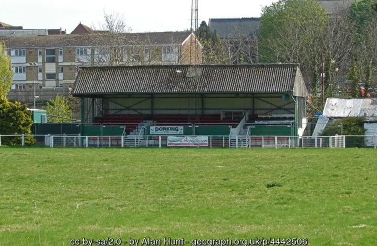 Khán đài cũ tại sân Meadowbank của Dorking FC