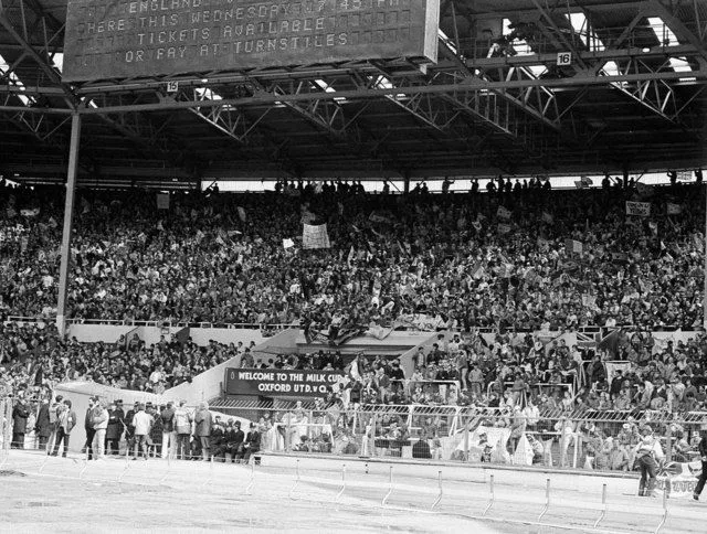 Khán đài cũ tại sân vận động Wembley trước khi bị phá dỡ, nơi từng chứng kiến nhiều khoảnh khắc lịch sử