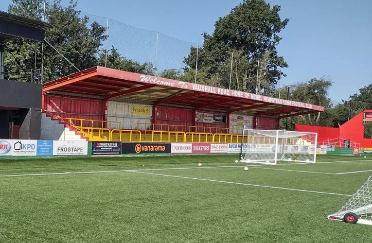 Khán đài đứng Adeyfield School End tại sân Vauxhall Road của Hemel Hempstead Town