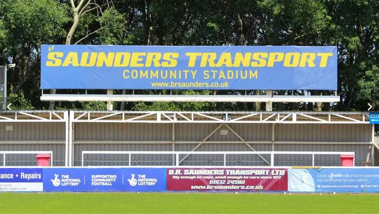 Khán đài đứng (terraces) tại sân vận động Cherrywood Road của Farnborough FC, khu vực cho người hâm mộ.