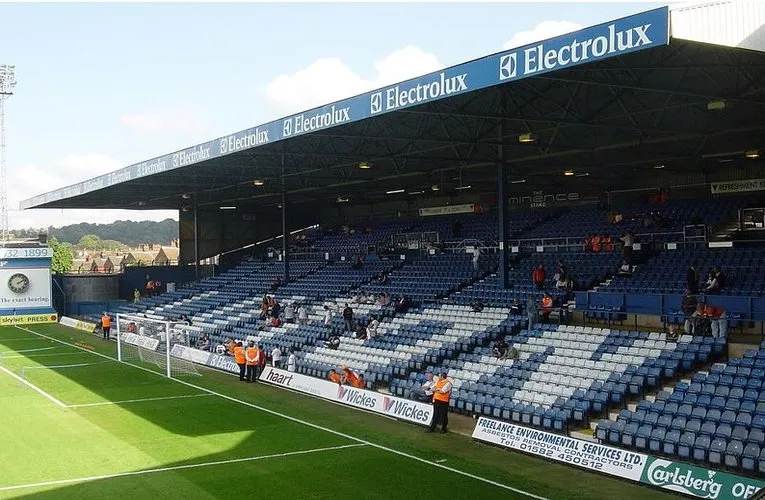 Khán đài East Stand tại sân Kenilworth Road, một phần của kiến trúc độc đáo của sân nhà Luton Town