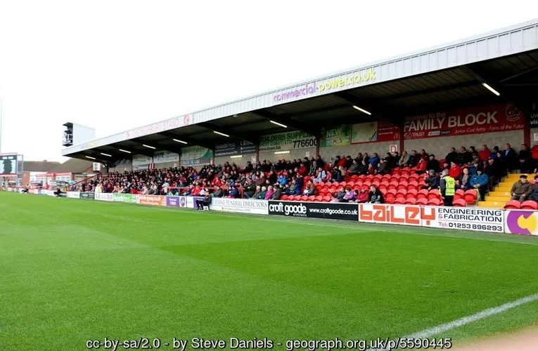Khán đài Highbury Stand tại sân vận động của Fleetwood Town