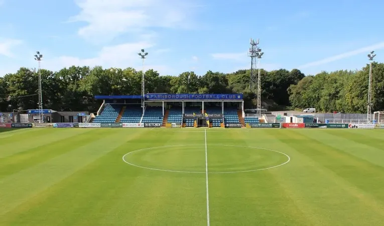 Khán đài John O'Hara Family Stand có mái che tại sân Cherrywood Road, sân nhà của Farnborough FC.