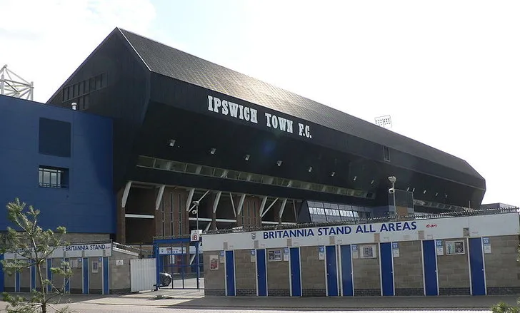 Khán đài Magnus Group West Stand (trước đây là Britannia Stand) của sân Ipswich Town