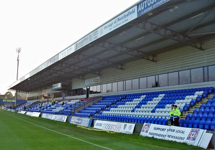 Khán đài McIlroy (Alfred McAlpine Stand) tại sân Moss Rose, sức chứa lớn nhất