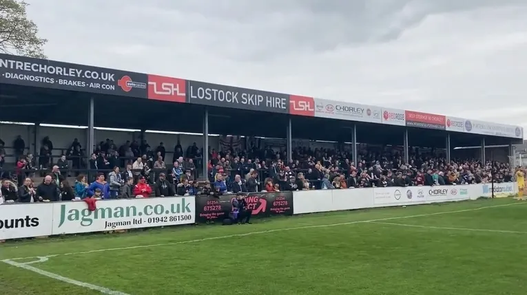 Khán đài phía sau khung thành tại Sân Victory Park, Chorley