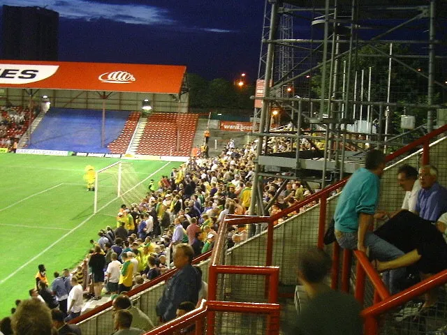 Khán đài sân khách phía sau cầu môn tại Griffin Park
