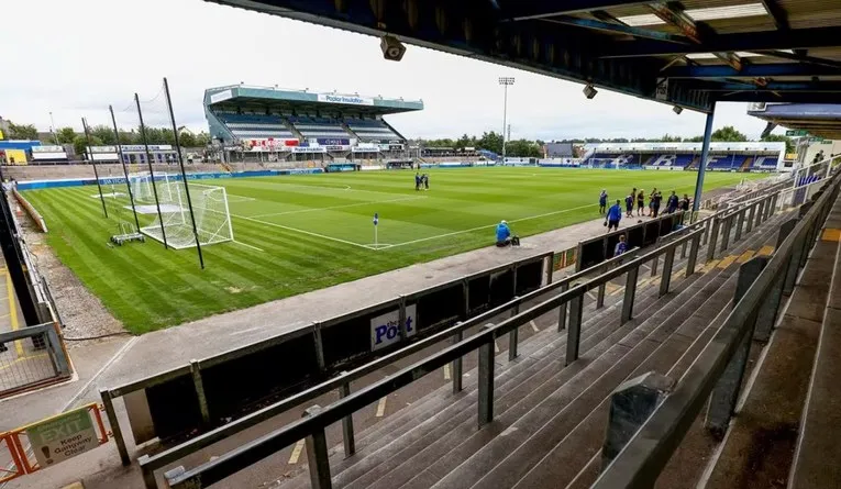 Khán đài sân Memorial Stadium nhìn từ khu vực khán giả, cho thấy tầm nhìn ra sân