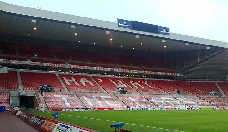 Khán đài Sân vận động Ánh Sáng với khẩu hiệu 'Ha'way The Lads' đặc trưng của Sunderland