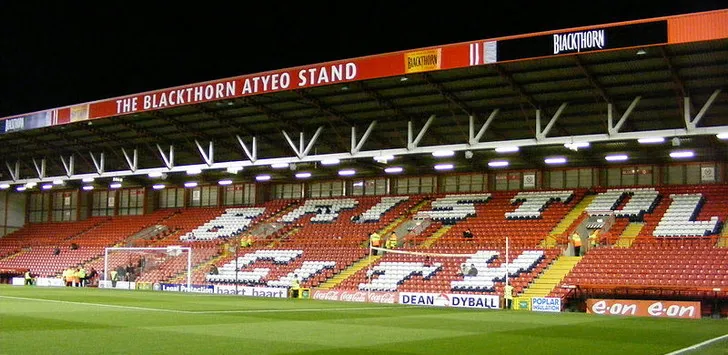 Khán đài tại sân Ashton Gate với hàng ghế trống trải, chuẩn bị cho trận đấu