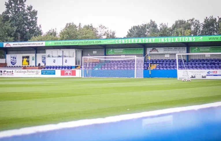 Khán đài The Lodge End phía sau khung thành tại sân Neuven Stadium