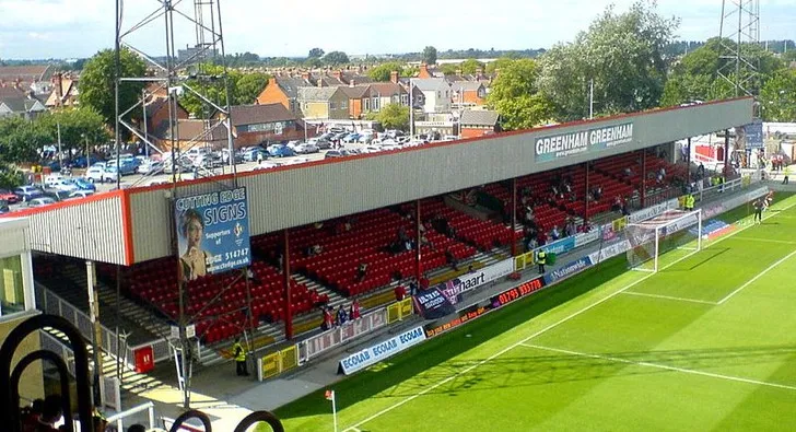 Khán đài Town End của sân County Ground, khu vực dành cho cổ động viên cuồng nhiệt của Swindon Town