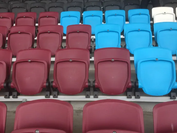 Khán đài với hàng ghế màu bã trầu đặc trưng của West Ham United tại London Stadium