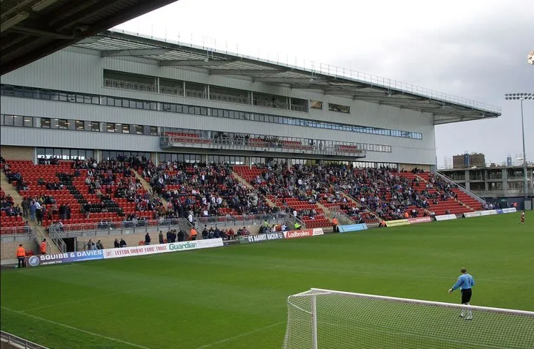 Khán đài West Stand tại sân Brisbane Road, nơi có ghế VIP