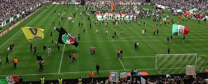Khán giả ăn mừng tại sân Allianz Stadium