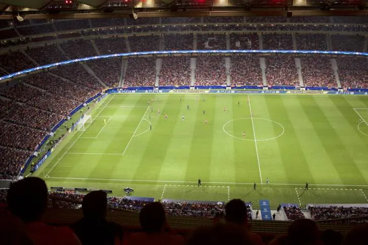 Khán giả lấp đầy các khán đài tại sân Estadio Metropolitano cổ vũ cho Atletico Madrid