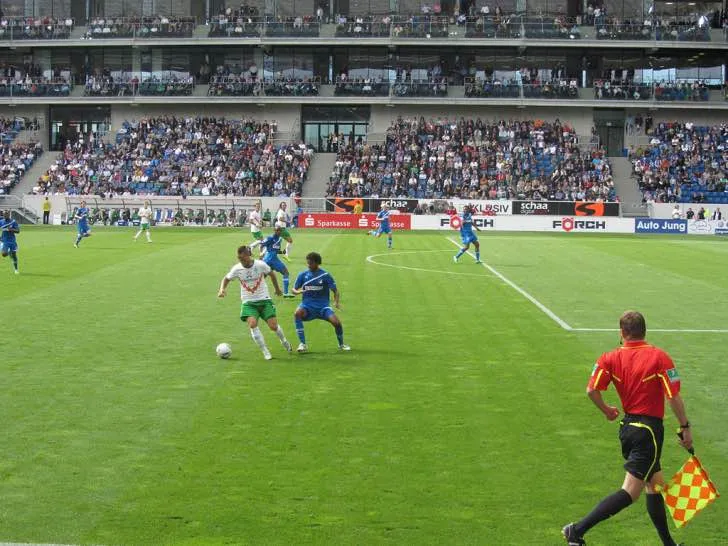 Khán giả thưởng thức trận đấu từ khu vực VIP tại Rhein-Neckar-Arena