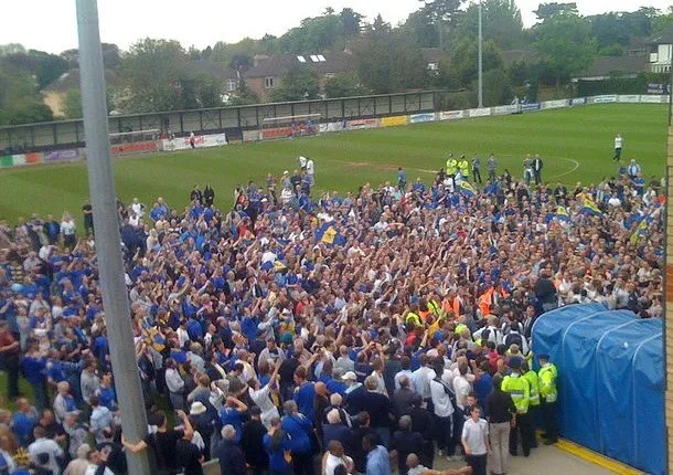 Khoảnh khắc ăn mừng chiến thắng trận play-off của AFC Wimbledon trước Staines Town tại Kingsmeadow
