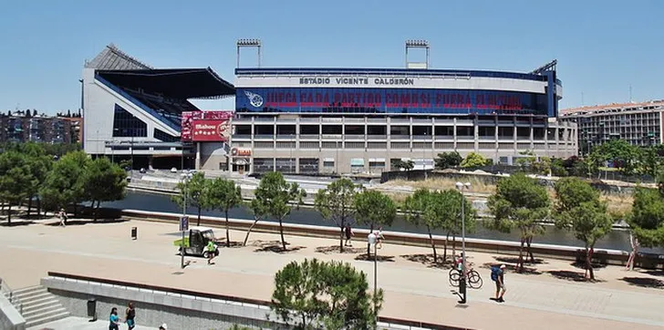 Không gian bên trong sân vận động Vicente Calderón, thể hiện quy mô và thiết kế đặc trưng