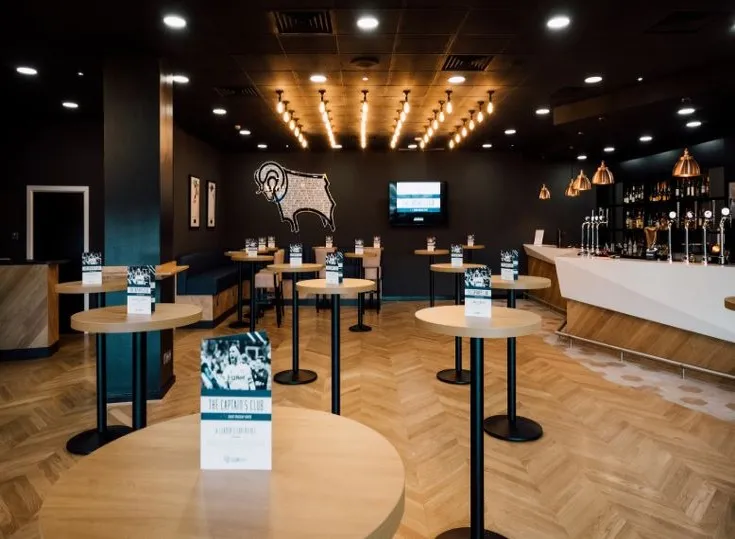 Không gian dịch vụ hospitality cao cấp tại sân Pride Park, phục vụ trải nghiệm VIP cho người hâm mộ.
