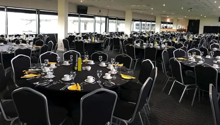Không gian dịch vụ khách sạn cao cấp tại Pirelli Stadium, trải nghiệm trận đấu VIP cho fan Burton Albion