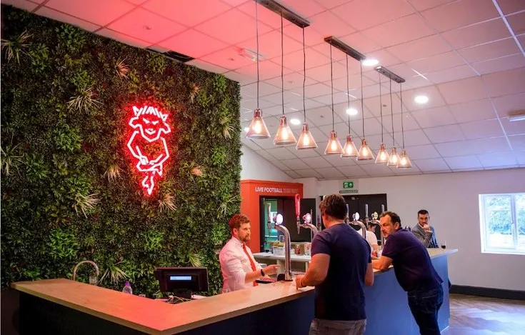 Không gian phòng chờ dịch vụ hospitality tại sân Sincil Bank, nơi phục vụ khách VIP.