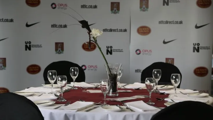 Không gian phòng khách VIP 1897 Suite tại Sixfields Stadium