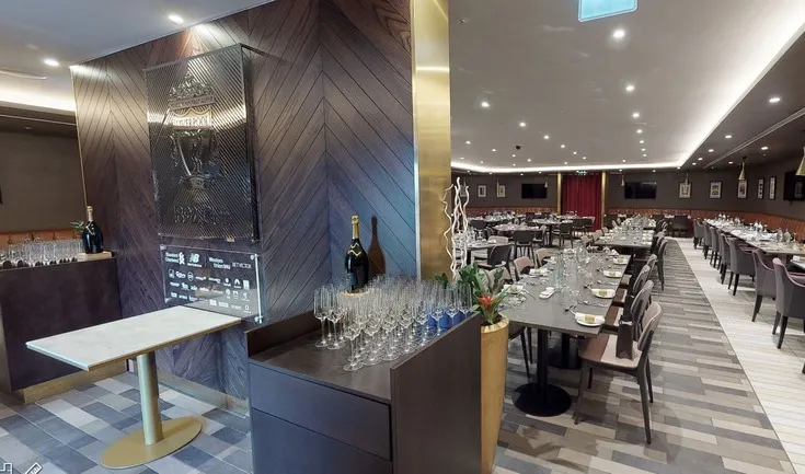 Không gian sảnh 1862 Lounge tại Anfield, thể hiện dịch vụ hospitality đẳng cấp dành cho khách VIP.