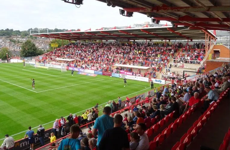 Không khí ngày thi đấu tại sân vận động St. James Park, Exeter City