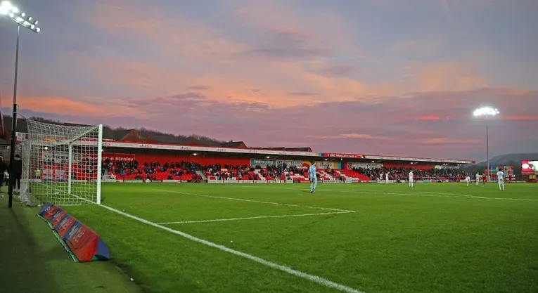 Không khí sôi động ngày thi đấu tại Crown Ground, sân nhà Accrington Stanley.
