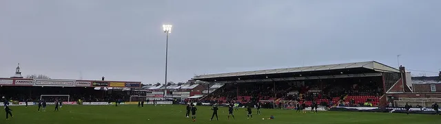 Không khí trận đấu buổi tối tại sân vận động Bootham Crescent