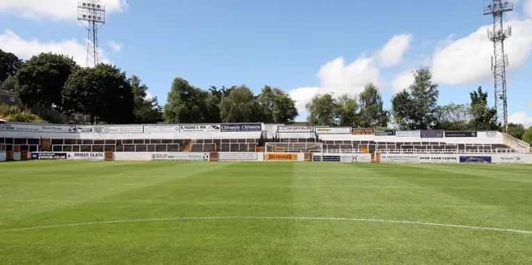 Khu khán đài Bristol End dành cho CĐV khách tại Twerton Park