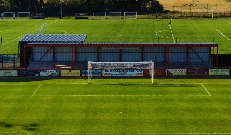Khu khán đài có mái che phía sau cầu môn tại sân Bloomfields, Needham Market