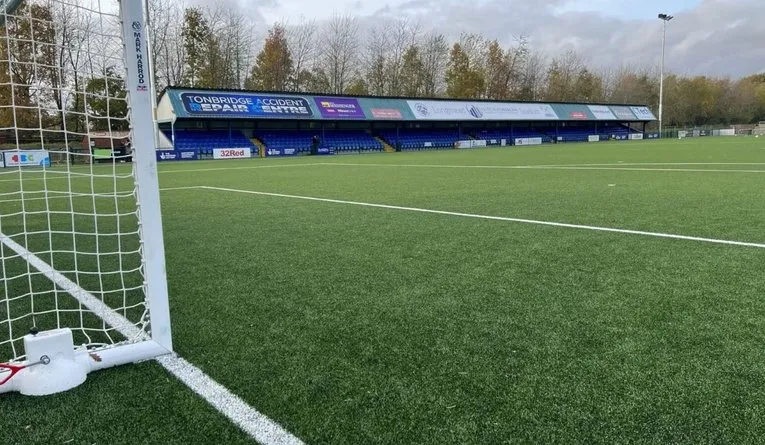 Khu khán đài tại sân Longmead của Tonbridge Angels