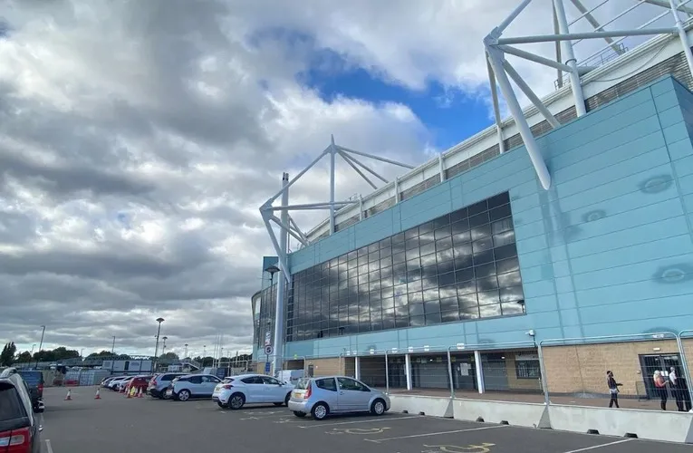Khu vực bãi đỗ xe rộng rãi của Sân vận động Coventry City