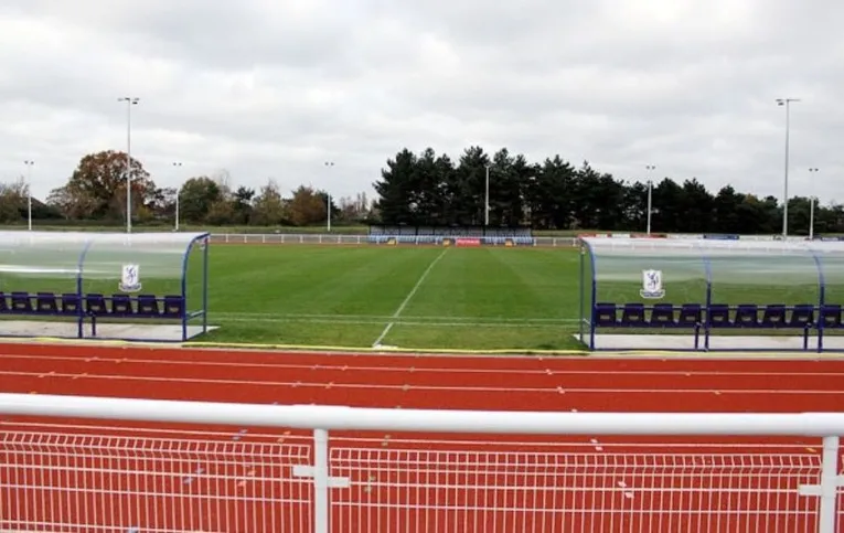 Khu vực ban huấn luyện và cầu thủ dự bị tại Queen Elizabeth II Stadium