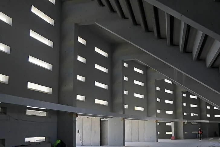 Khu vực bên dưới khán đài bê tông tại sân vận động Estadio Metropolitano