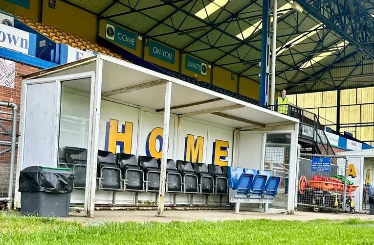 Khu vực cabin huấn luyện viên tại sân The Walks, nơi ban huấn luyện King's Lynn Town chỉ đạo