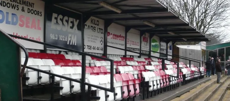 Khu vực chỗ ngồi trên khán đài tại sân Hornchurch FC