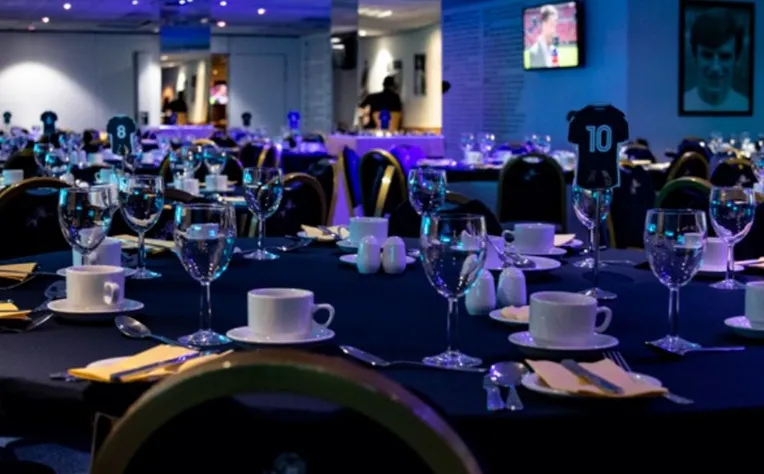 Khu vực dịch vụ hiếu khách sang trọng tại sân The Den của Millwall.