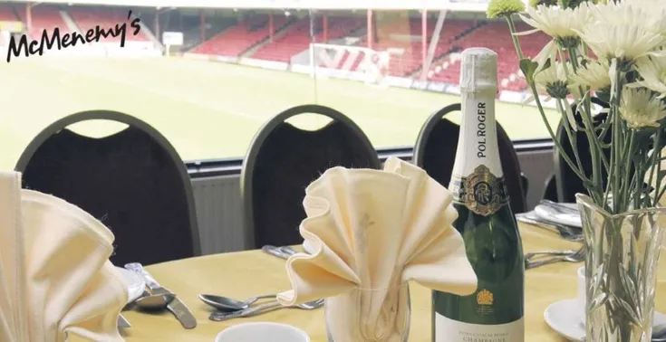 Khu vực dịch vụ khách sạn McMenemy’s Suite tại sân Blundell Park