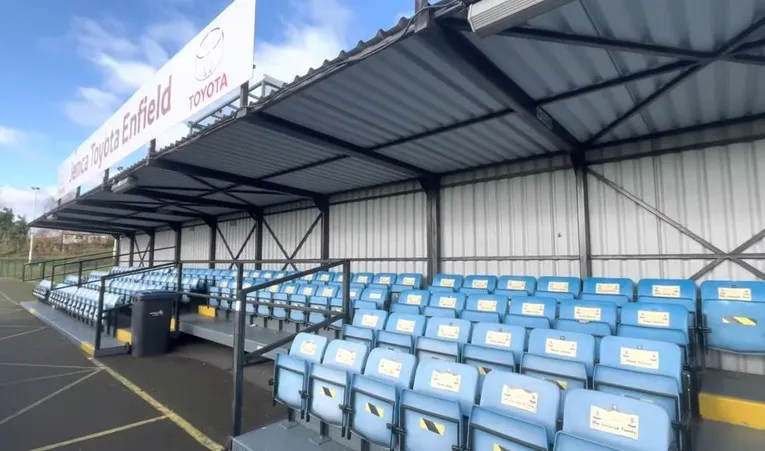 Khu vực ghế ngồi khán đài chính tại Queen Elizabeth II Stadium