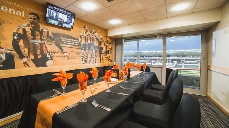Khu vực hospitality box sang trọng tại sân vận động MKM, cung cấp trải nghiệm xem bóng đá cao cấp