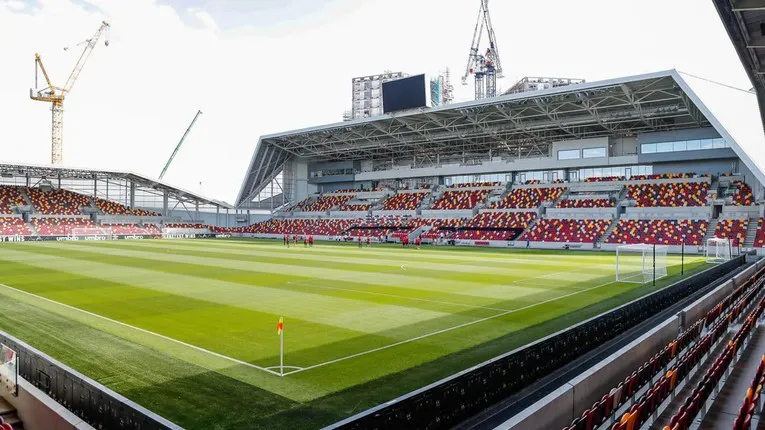 Khu vực khán đài chính tại sân Gtech Community Stadium