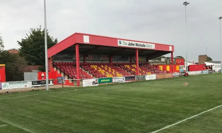 Khu vực khán đài chính với ghế ngồi tại Spencer Stadium