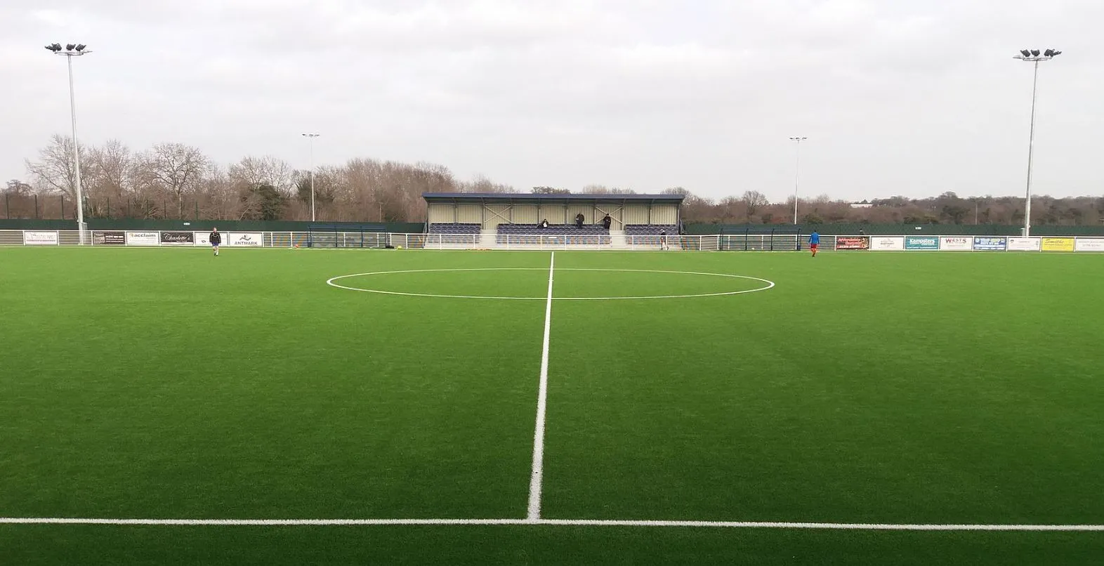 Khu vực khán đài có ghế ngồi tại sân Parkside của Aveley FC