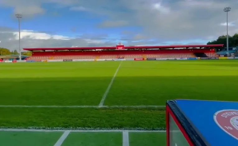 Khu vực khán đài đứng dành cho cổ động viên tại sân Lamex Stadium