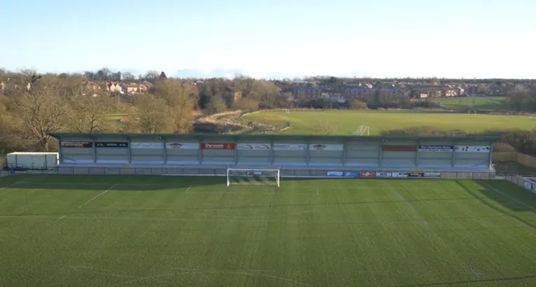Khu vực khán đài đứng tại sân Blackwell Meadows